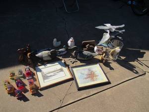 lot 104 image: ANTIQUE DUCK DECOYS, CERAMIC GEESE IN FLIGHT, MANY SMALL CERAMIC DUCKS AND MUCH MORE