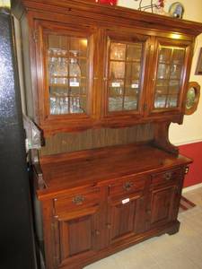 lot 128 image: SOLID OAK CHINA CABINET WITH LIGHT IN SHELF BEAUTIFUL PIECE NO CONTENTS. 55 X 19 X 78