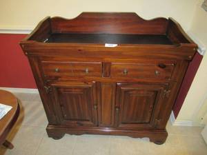 lot 129 image: SOLID OAK WOOD BUFFET CABINET WITH CONTENTS 38 X 19 X 35