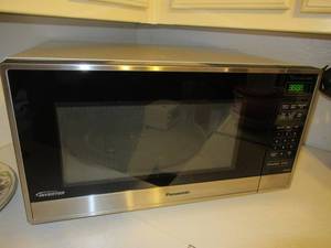 lot 134 image: PANASONIC INVERTER MICROWAVE OVEN THE GENIUS SENSOR 125W. STAINLESS STEEL