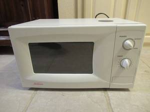 lot 136 image: SUNBEAM MICROWAVE OVEN MODEL# MA-6400W2