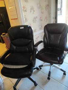 lot 140 image: 2 LEATHER OFFICE CHAIRS WITH LIFTS, SWIVEL AND ON CASTERS