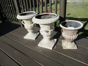 lot 186 image: 3 PLASTIC FLOWER POTS TALLEST IS 20 TALL