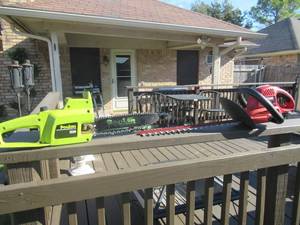 lot 195 image: POULON ELECTRIC 12 CHAINSAW MODEL# 1220 AND CRAFTSMAN 20 HEDGE TRIMMER BOTH WORK