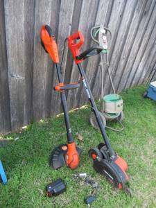 lot 208 image: BLACK AND DECKER CORDLESS GRASSHOG TRIMMEREDGER, BLACK AND DECKER ELECTRIC EDGEHOG 2 IN 1 EDGER AND SCOTTS EGDE GUARD FERTILIZER