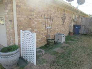 lot 213 image: LARGE PLANTER, SMALL FENCE, 2 WOOD STABILIZERS, GARDEN HOSE REEL AND WROUGHT ART