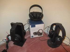 lot 143 image: INSIGNIA DIGITAL WIRELESS HEADPHONES MODEL# NS-WHP314, SONY RF STEREO TRANSMITTER MODEL#4023844 AND SONY WIRELESS STEREP HEADPHONES NODEL# MDR-RF985R