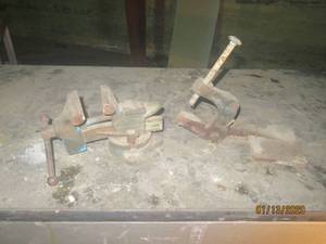 lot 35 image: VINTAGE LITTLESTOWN HDWE &amp FORY Co SWIVEL BENCH VISE &amp VINTAGE CLAMP