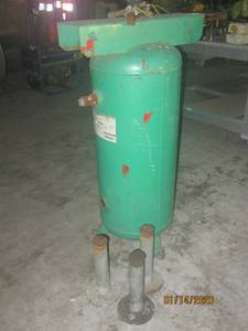 lot 113 image: 30 GALLON STATIONARY STEEL AIR TANK 5Z363200 PSI MAX WITH LEGS
