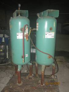 lot 114 image: 30 GALLON STATIONARY STEEL AIR TANK 5Z363200 PSI MAX WITH LEGS