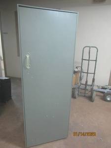 lot 192 image: STEEL CASE 1 DOOR 4-SHELF STORAGE CABINET GSCTHR2466B