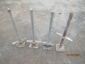 lot 208 image: SCREW JACK WBASE PLATES&nbsp