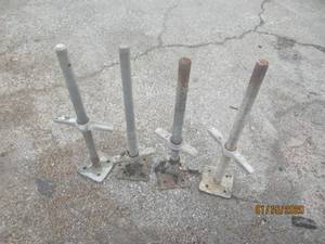 lot 209 image: SCREW JACK WBASE PLATES
