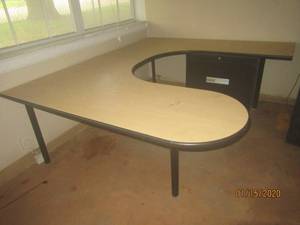 lot 236 image: CUBICLE DESK