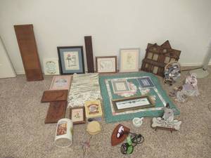 lot 8 image: HOME DECOR INCLUDING INSPIRATIONAL PICTURES, PLACEMATS, COASTERS  AND MORE