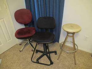 lot 15 image: OFFICE CHAIRS AND VINTAGE STOOL