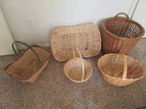 lot 27 image: WICKER BASKETS IN VARIOUS SIZES AND SHAPES
