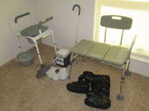 lot 31 image: PORTABLE COMMODE, SHOWER CHAIR, ROSSUR COLD RUSH COMPACT SYSTEM, 2 WALKING BOOTS AND CANE