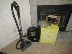 lot 40 image: RAINBOW VACUUM CLEANER WITH ALL ATTACHMENTS NEEDS NEW BELT BUT WORKS GREAT