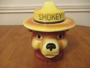 lot 49 image: SMOKEY THE BEAR CERAMIC COOKIE JAR 7 X 6