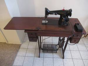 lot 53 image: SINGER ELECTRIC SEWING MACHINE WITH FOOT PEDAL ON FOOT PEDAL STYLE BASE GREAT CONDITION AND WORKS GREAT