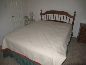 lot 58 image: QUEEN SIZED WOOD HEADBOARDBED MATCHES LOTS 59 AND 60