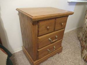 lot 59 image: OAK 3 DRAWER NIGHTSTAND 22 X 16 X 27 MATCHES LOTS 59 AND 61