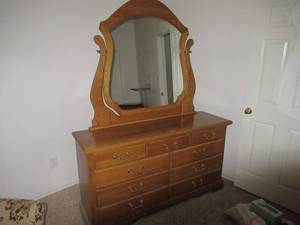 lot 60 image: OAK 8 DRAWER DRESSER 60 X 18 X 33 WITH ADJUSTABLE MIRROR THAT MEASURES 46