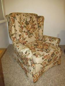 lot 61 image: HOMESTEAD HOUSE CLOTH SITTING CHAIR IN GREAT CONDITION