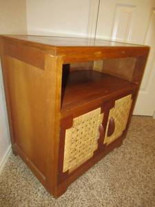 lot 63 image: CHERRY WOOD THRUSH WEAVE DOORS ACCENT STAND 24 X 15 X 25