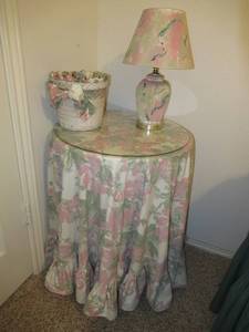 lot 64 image: NIGHTSTAND WITH GLASS TOP 20 X 25, MATCHING LAMP 16 TALL AND 7 BASKET