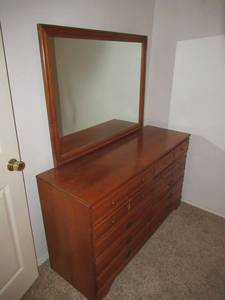 lot 66 image: VINTAGE SOLID MAPLE WOOD CIRCA 60S 6 DRAWER DRESSER 52 X 18 X 31 AND MIRROR 32 MATCHES LOT 65
