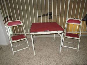 lot 70 image: VINTAGE METAL CHILDRENS TABLE 22 12 X 22 12 X 20 AND CHAIRS