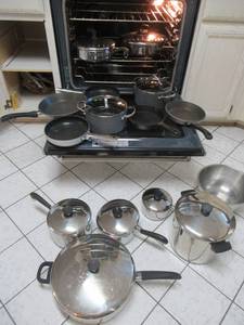 lot 77 image: COMPLETE SET OF REVERE WARE, FABERWARE, THOMAS AND ARTISANAL CAST IRON SKILLET