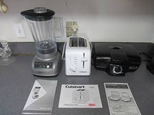 lot 81 image: HAMILTON BEACH GRIL SNATE MEAL MAKER EXPRESS, CRUISINART 2 SLICE TOASTER AND  KITCHEN AID BLENDER MODEL# KSB1570