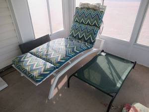 lot 86 image: CHAISE LOUNGE CHAIR WITH CUSHION AND COOLAROO TABLE