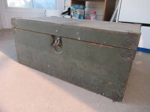 lot 89 image: MILITARY STYLE FOOT LOCKER WITH REMOVABLE INSERT AND CONTENTS AS SHOWN
