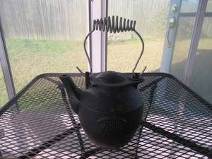 lot 90 image: JOHN WRIGHT CAST IRON KETTLE