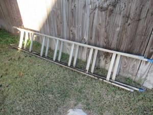 lot 95 image: 12 FT ALUMINIUM EXTENSION LADDER