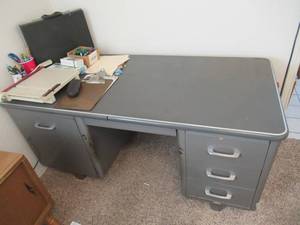 lot 100 image: METAL 4 DRAWERFILE CABINET DESK AND CONTENTS