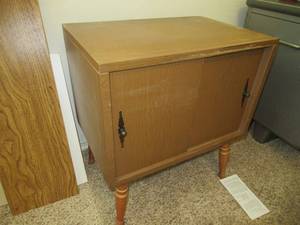 lot 101 image: VINTAGE SERVERBUFFET WITH SLIDING DOORS 24 X 15 X 26