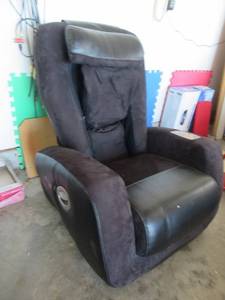 lot 107 image: HUMAN TOUCH I JOY MODEL# 2400 ROBOTIC MASSAGE CHAIR IN BLACK TESTED & ALL FUNCTIONS WORK