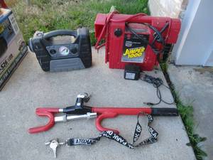 lot 111 image: CENTURY JUMPER 1000 PORTABLE ENGINE STARTER, MOTOR TREND PORTABLE AIR COMPRESSOR AND LOCKING STEERING WHEEL LOCK WITH KEYS