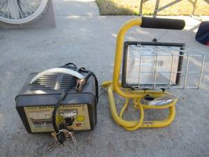 lot 119 image: SEARS 6 AND 12 VOLT BATTERY CHARGER AND THE DESIGNERS EDGE WORK LIGHT