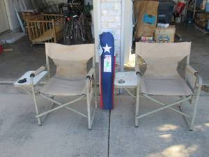 lot 128 image: 2 FOLDING LOUNGE CHAIRS AND CABELAS TEXAS FLAG ARM CHAIR
