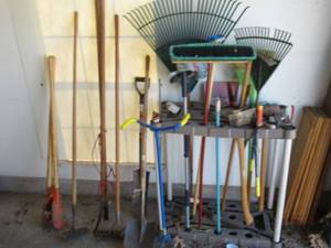 lot 132 image: RUBBERMAID YARD TOOL HOLDER INCLUDES SHOVELS, POST HOLE DIGGER, RAKES, SLEDGE HAMMMER, HOE AND MORE