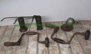 lot 79 image: Vintage tools including ratchet bit brace hand drills, Craftsman drill adapter, oiler cans
