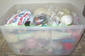 lot 109 image: Assorted yarn skiens and needlepoint thread
