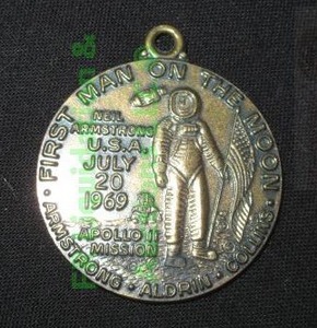 lot 91 image: 1969 Apollo 11 First Man on the Moon commemorative pendant coin