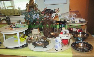 lot 122 image: Assorted home decor including silver plate ware plus